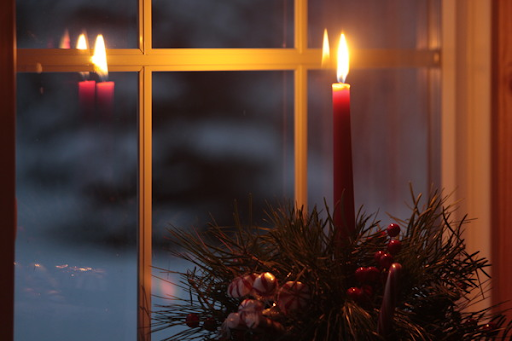 Tradisi Lilin Dinyalakan di Samping Jendela Saat Natal